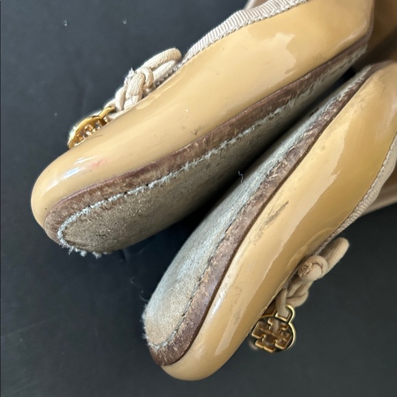 TORY BURCH Chelsea Nude Ballet
Heels Pumps Patent Leather Bow
Charm - Picture 10 of 15